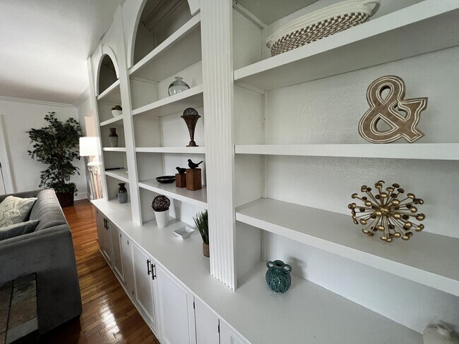 Building Photo - 317 De Soto St