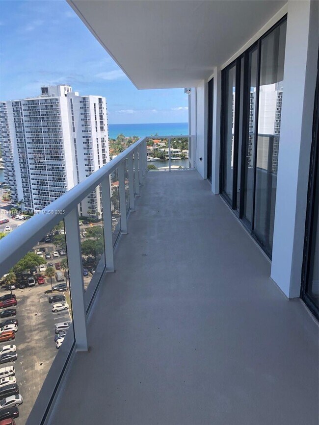 Foto del edificio - 3701 N Country Club Dr