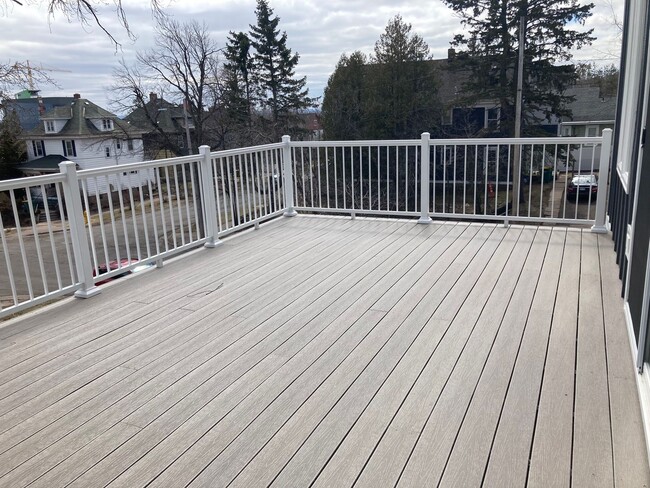 Building Photo - Beautiful 2 Bedroom 2 Bath with Heated Gar...