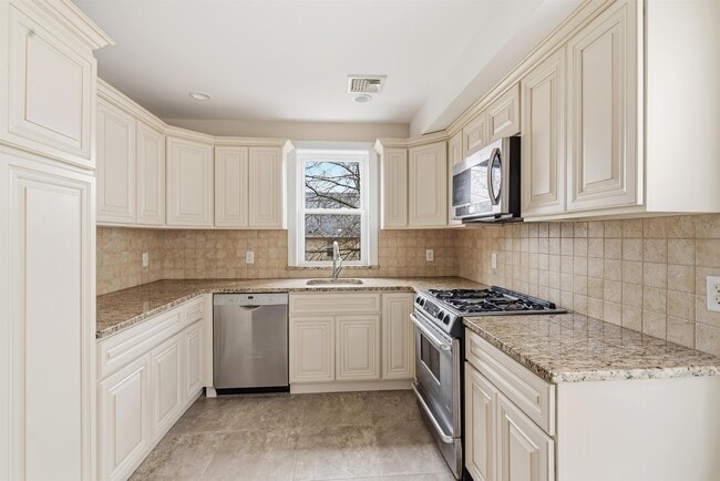 Foto del edificio - 168 Woodside Ave