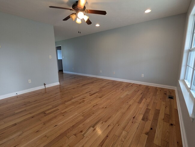 Building Photo - 3 Bedroom Home in Radcliff Near Ft. Knox!