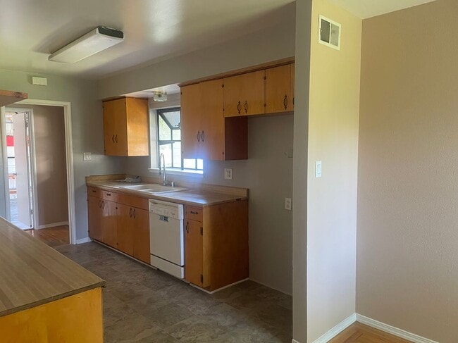 Building Photo - 561 Cottonwood St