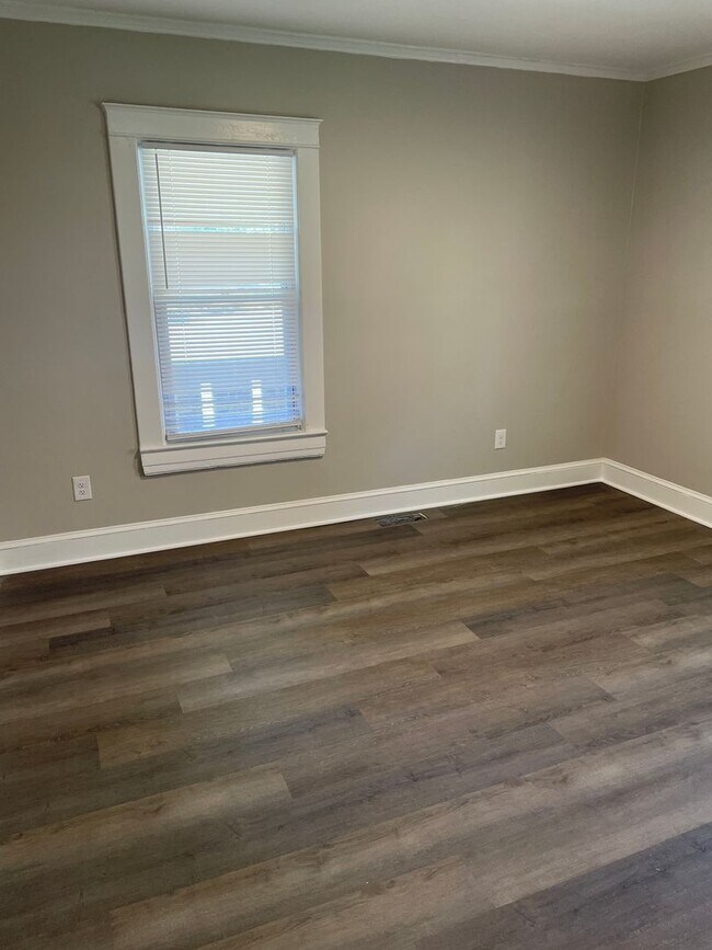 Foto del edificio - 2327 Greenway Ave NW