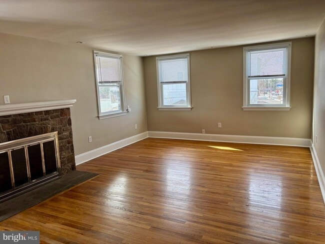 Building Photo - 659 N Main St