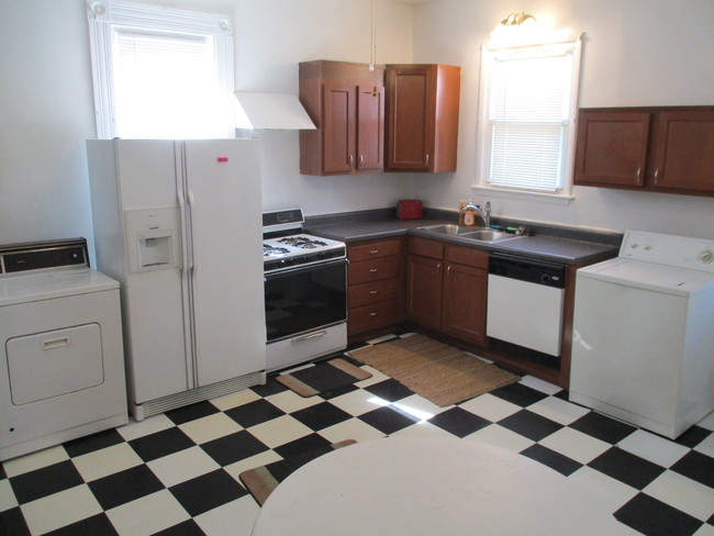 Cocina sink,dishwasher,ref,stove,w/d - 84 McMillen Ave