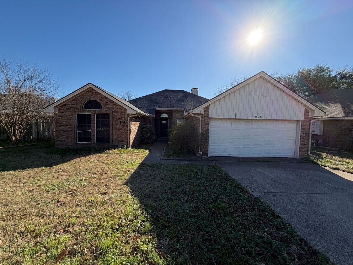 Foto del edificio - 808 Creekside Dr