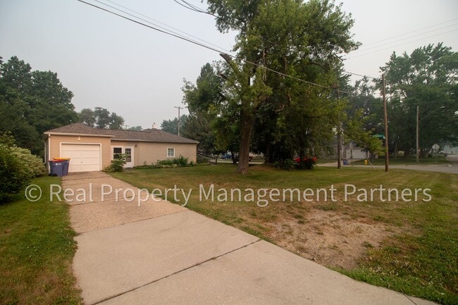 Building Photo - Charming 3 Bed 1 Bath Corner-Lot Ranch on 0.25+ Acres - Lawncare Included