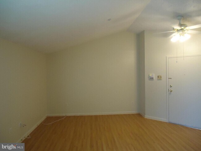 Building Photo - 205 Oak Leaf Cir