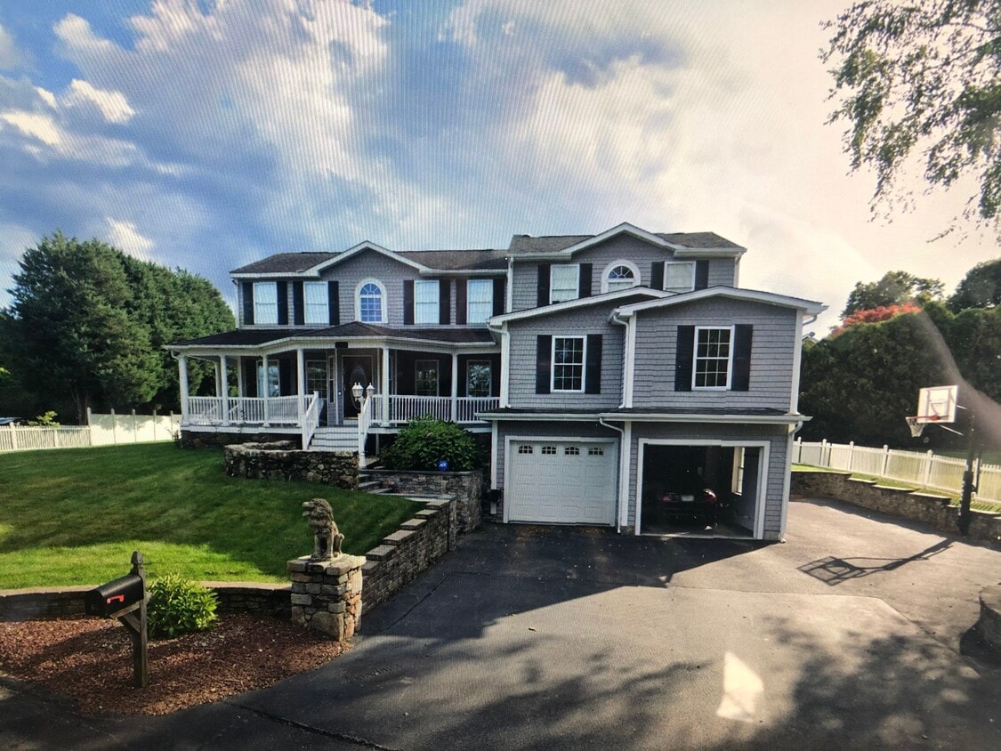 Foto principal - 60 Mumford Rd