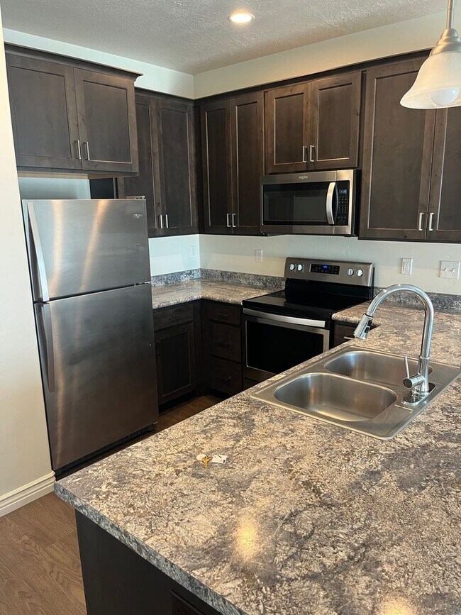 Building Photo - Cute Orem Townhome