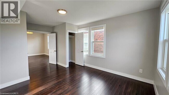 Photo du bâtiment - 1544 King St E