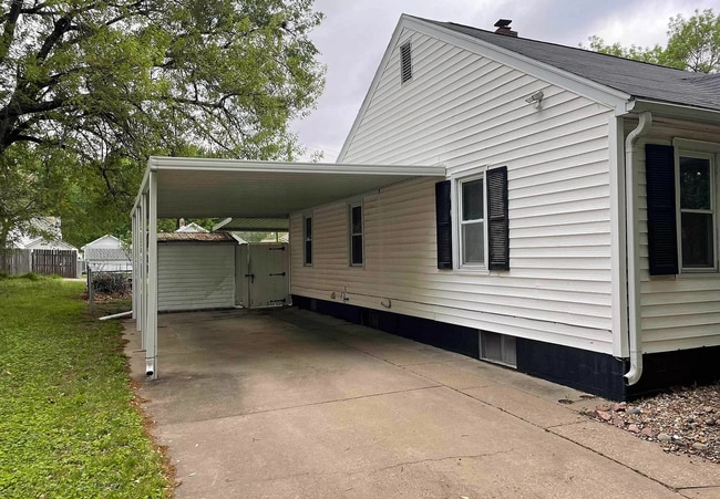 Building Photo - Beautiful Oakland Home with Finished Basement & Hardwood Floors