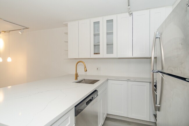 Building Photo - 1221 N Dearborn Pkwy