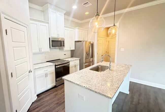 Foto del edificio - "Charming 3-Bed Townhouse Retreat with 2.5...