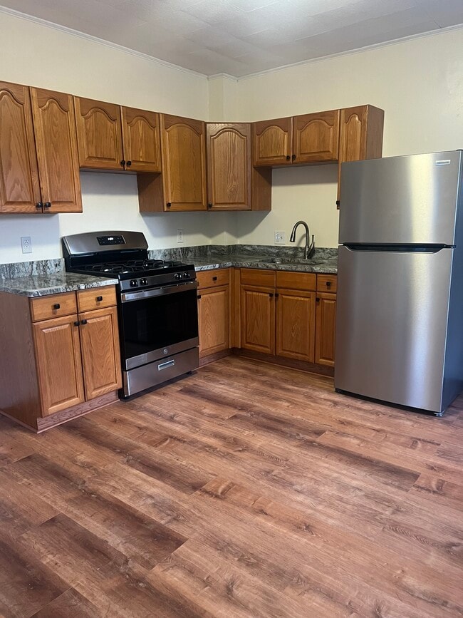 Building Photo - 216 Elm St