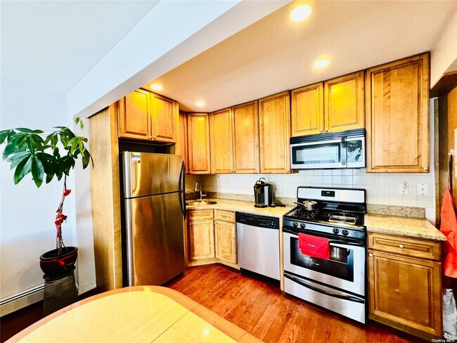 Foto del edificio - 78-76-78-82 82nd St