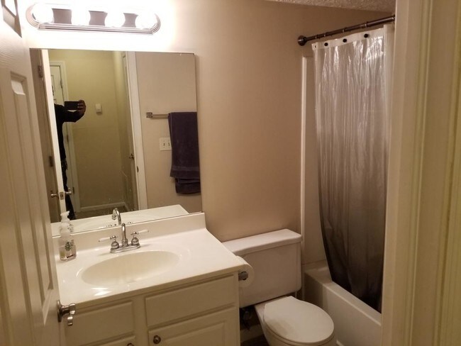 Building Photo - 5353 Stonemeadow Ave Apt#C