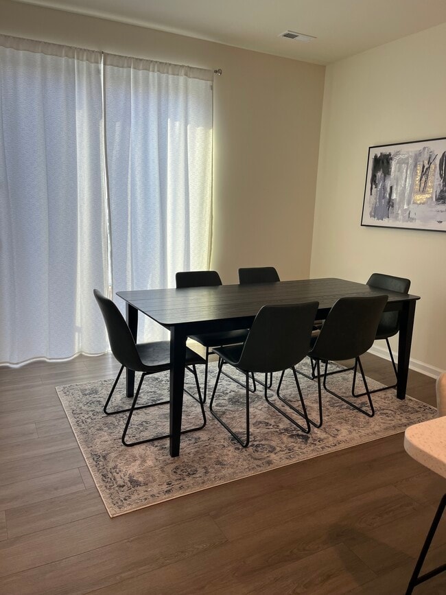 Comedor abierto con muebles para ilustración, no en la unidad. - 6300 Cleburne Ct