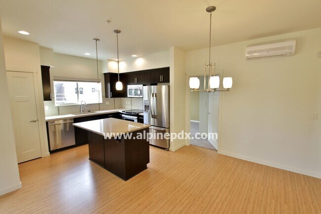 Building Photo - Modern 2 Bed Condo at 45 Degree Central!