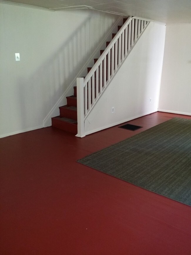 Building Photo - $895 - 3 Bed, 1 Bath - Westwood