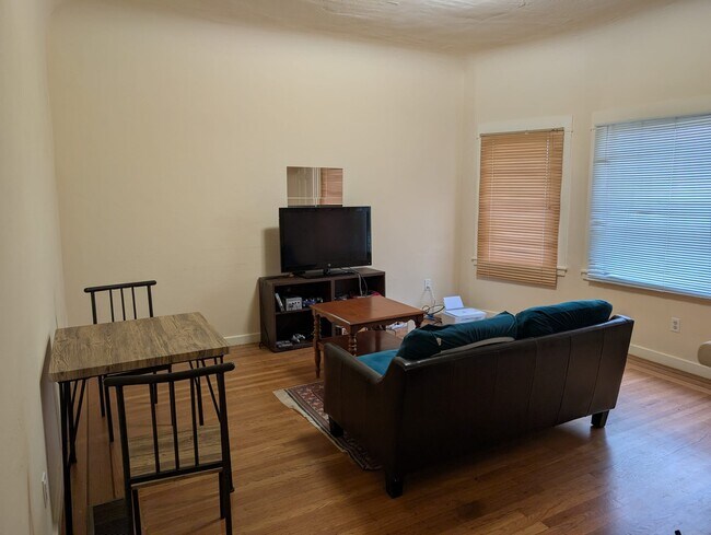 Sala de estar - 28175 2817.5 Telegraph Ave