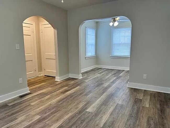 Building Photo - Stunning 3 Bed 1 Bath In Quiet Neighborhood