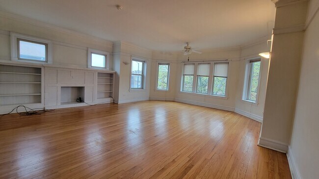 Building Photo - 3022 W Addison St