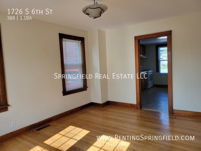 Foto del edificio - “Old School Cool” — 3 Bed with 3-Car Garage + Tons of Parking