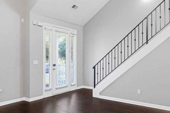 Foto del edificio - 1323 Island Ridge Dr