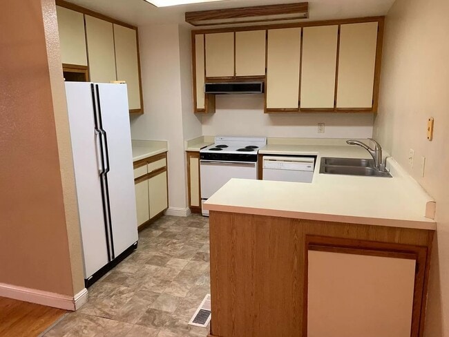 Kitchen - 2223 Renwick Ln