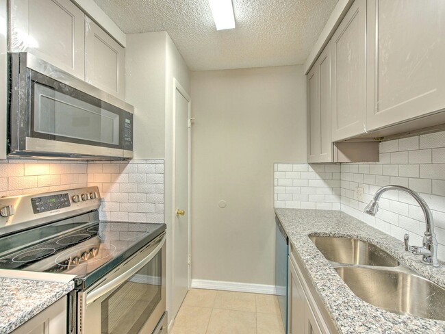 Foto del edificio - 608 Golden Raintree Pl