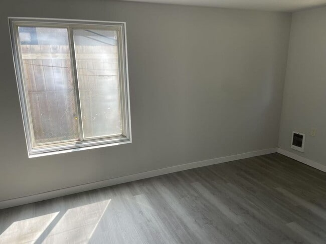 Building Photo - Nice 3-bed, 1 -bath single family house in...