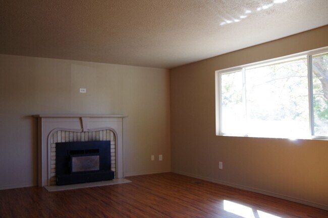 Foto del edificio - NOW AVAILABLE! MUST SEE - BEAUTIFUL 4BR/3B...
