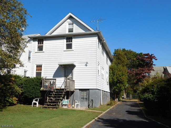 Building Photo - 17 Chapel St
