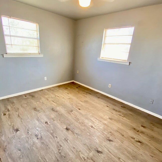 Foto del edificio - 3418 E 16th St