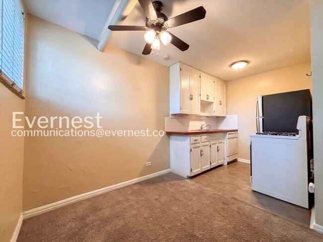 Building Photo - 1 Bed, 1 Bath Condo with Modern Amenities / Available Soon!