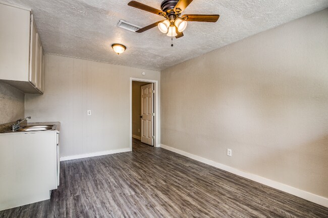 Building Photo - 4820 Oak Ave