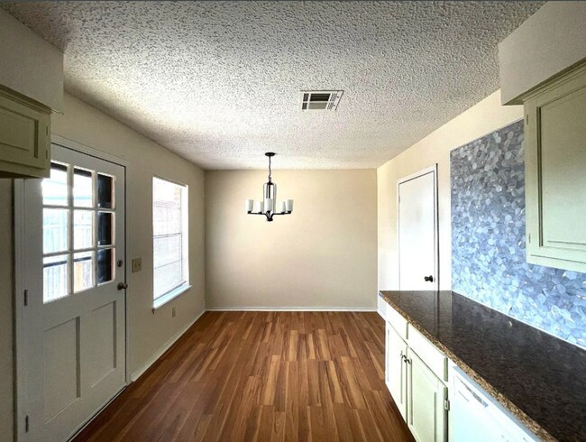 Building Photo - Charming 3-Bed / 2-Bath Duplex in the Hear...
