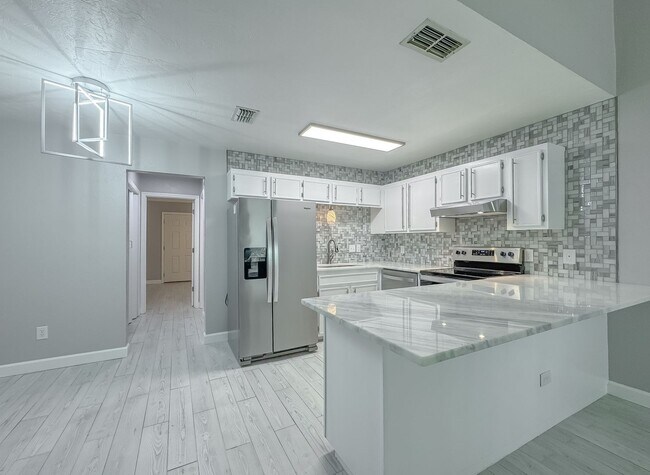 Foto del edificio - MODERN PARADISE! 2/2 w/ Marble Counters, Stainless Steel Appliances, Vaulted Ceilings, & More! Av...