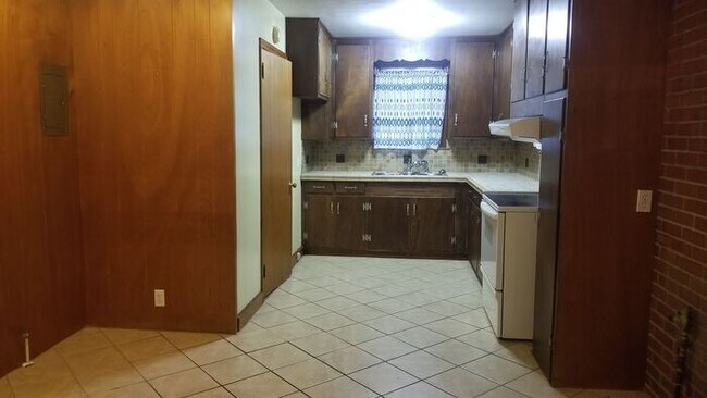 Building Photo - Charming 3BR / 1.5 BA Available for Rent!