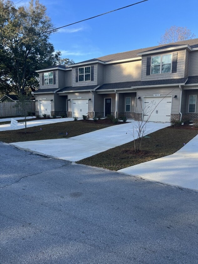 Primary Photo - Grande View Townhomes