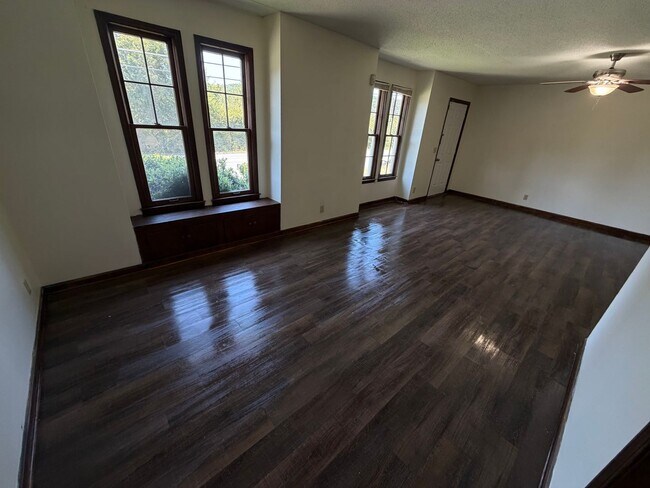 Building Photo - 315 Chateau Dr SE