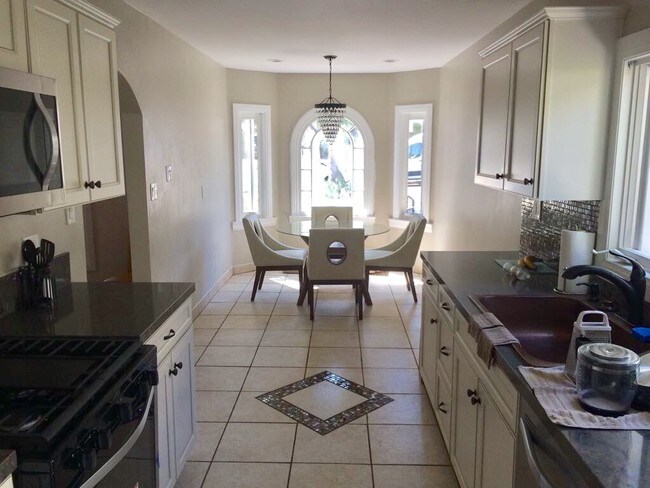 Cocina con área de desayuno - 1350 S Curson Ave