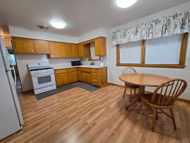 Foto del edificio - 7124 W Jarvis Ave