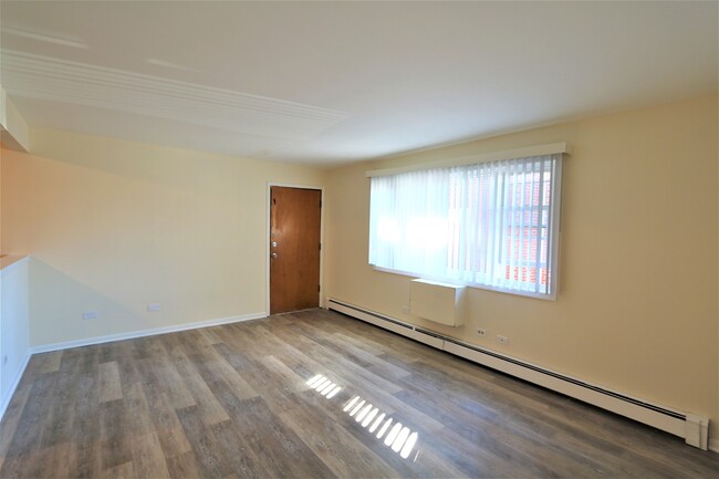 Building Photo - 15034 Chicago Rd