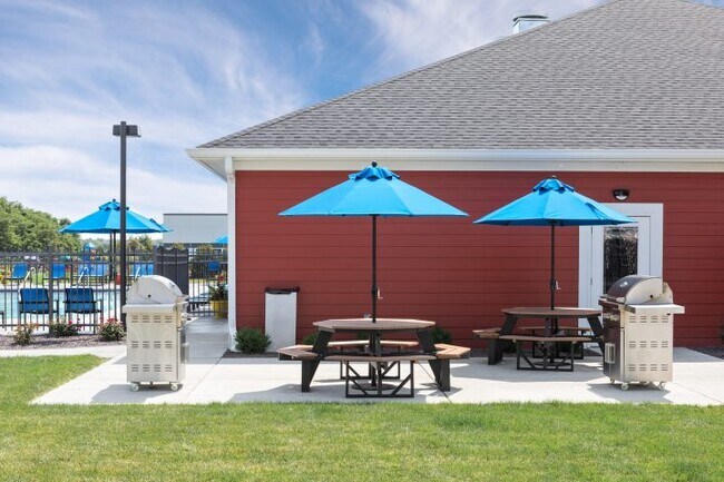 Outdoor Seating - 4530 Nicklaus Dr