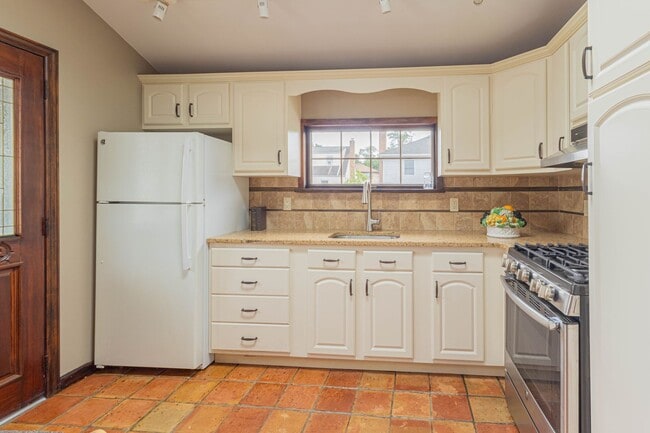 Building Photo - Fully Renovated 2-Bedroom Apartment – Locust Valley, NY