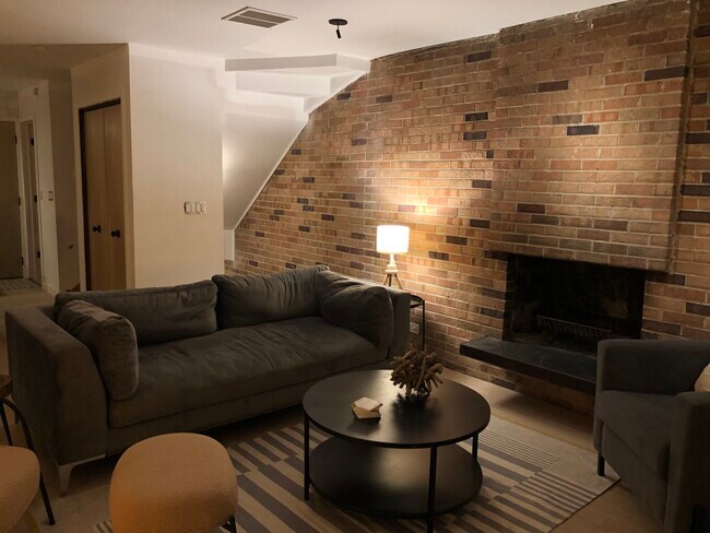 Living - 588 W Hawthorne Plz
