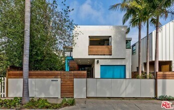 Building Photo - 832 Superba Ave