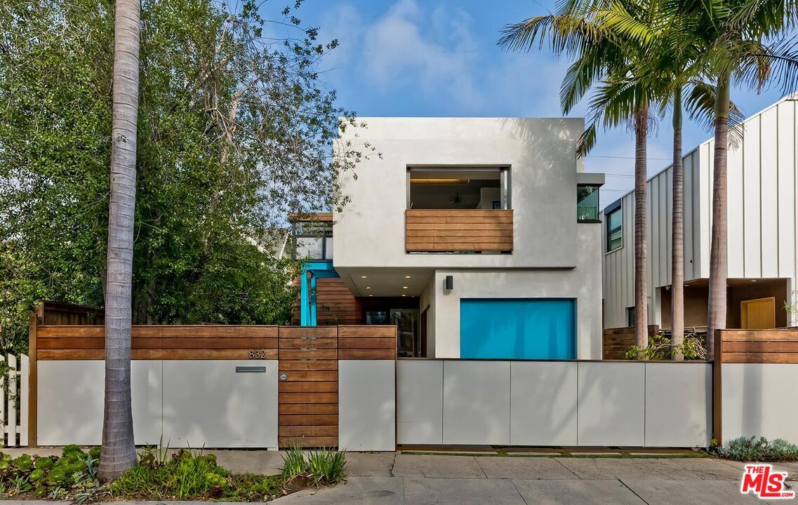 Primary Photo - 832 Superba Ave